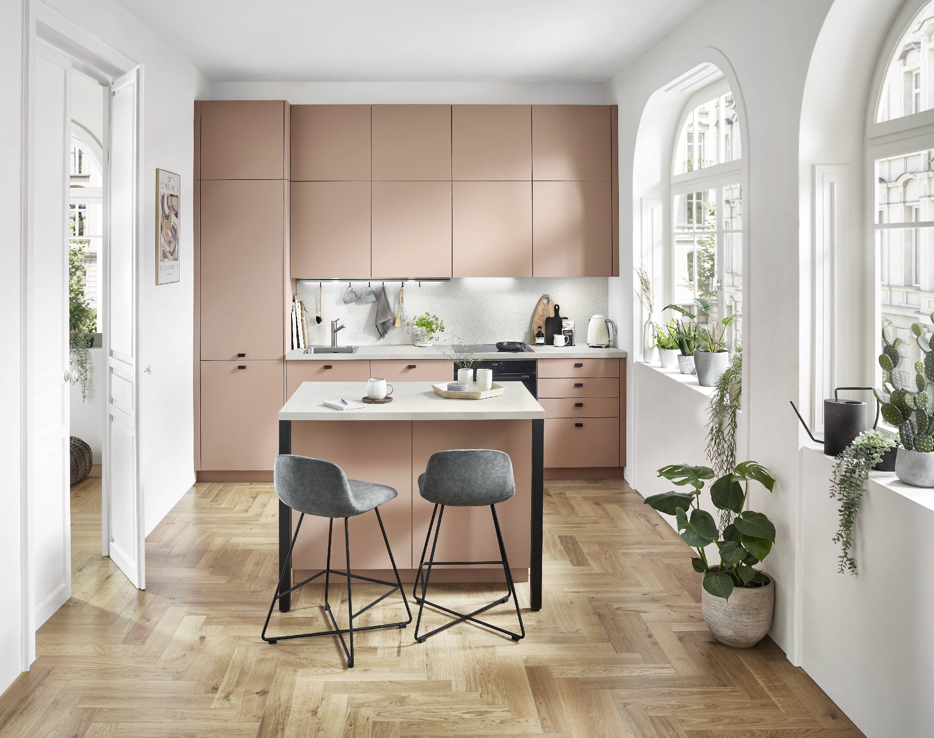 Nobilia Küchenzeile in Altrosa mit kleiner Ess-Werk-Insel in Altbauwohnung