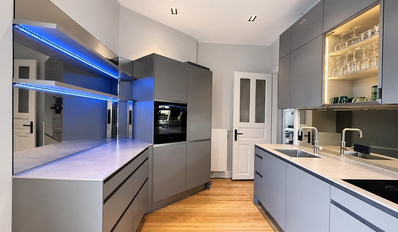 Moderne L-Küche mit LED Hamburg Altbau