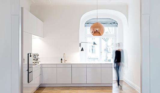 Helle, moderne Küche mit Holzfußboden und großer Fensterfront.