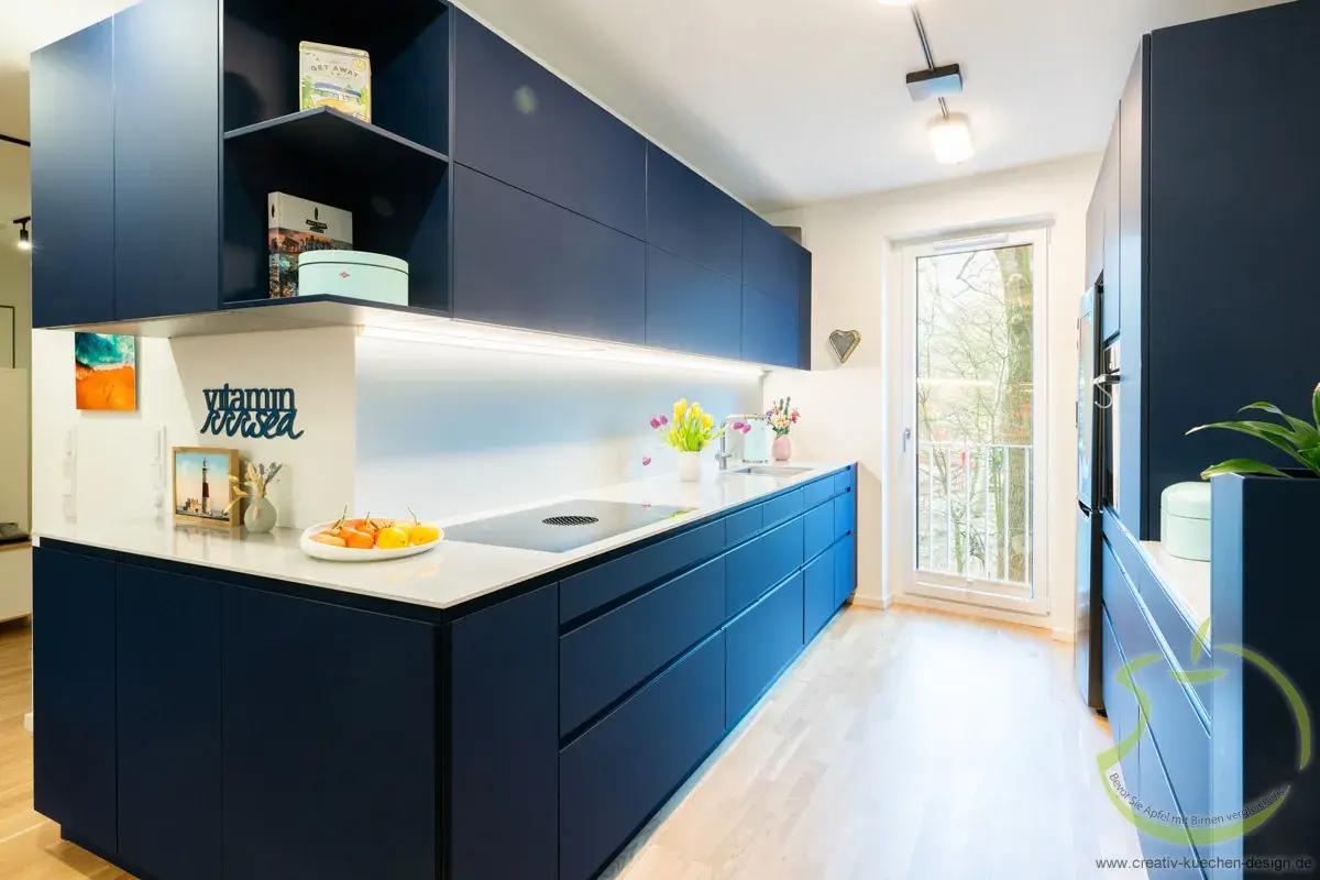 Moderne Eckküche dunkel mit Arbeitsplatte weiß und Nischenrückwand weiß