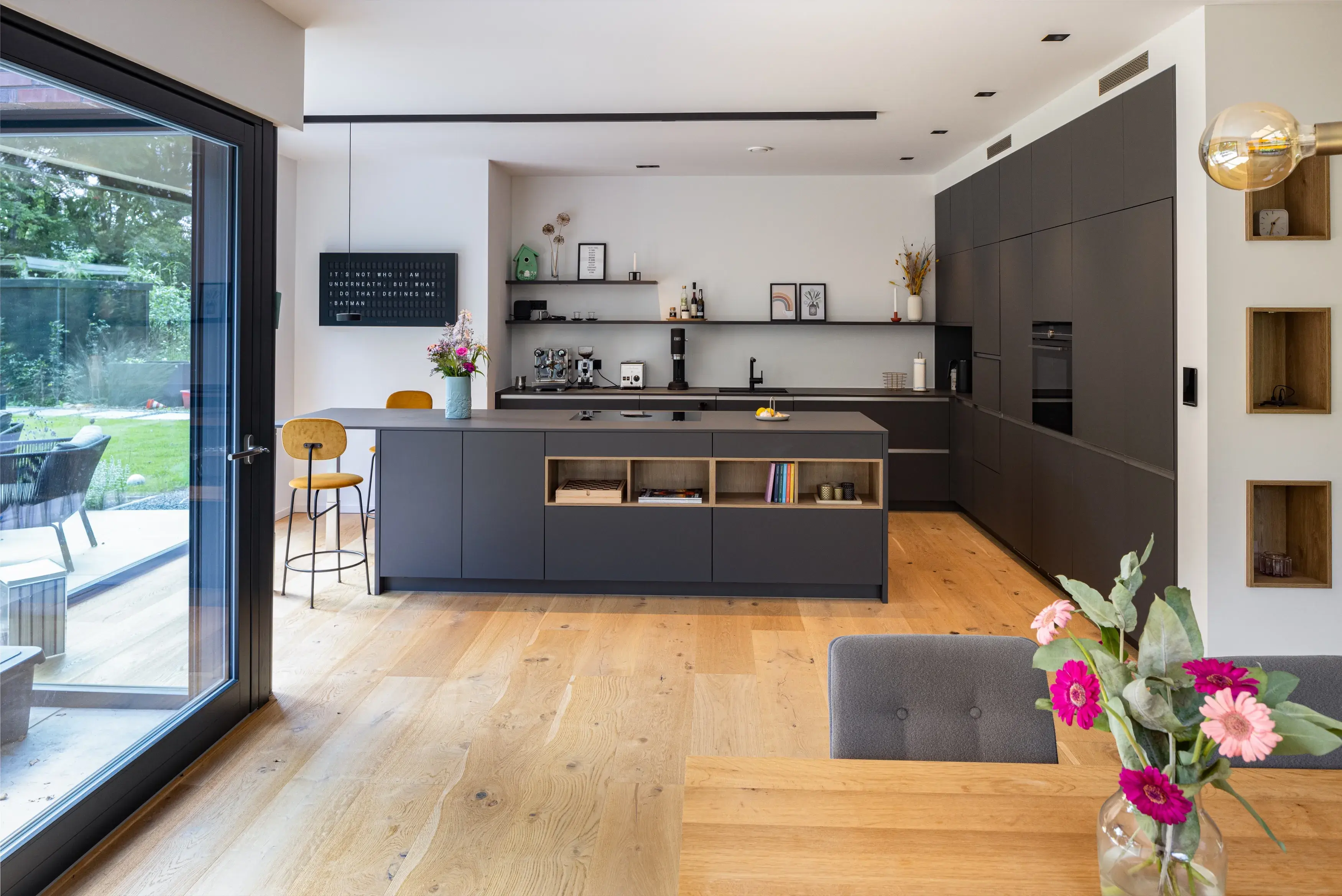 Moderne Küche matt anthrazit in Wohnraum mit Terrassenzugang
